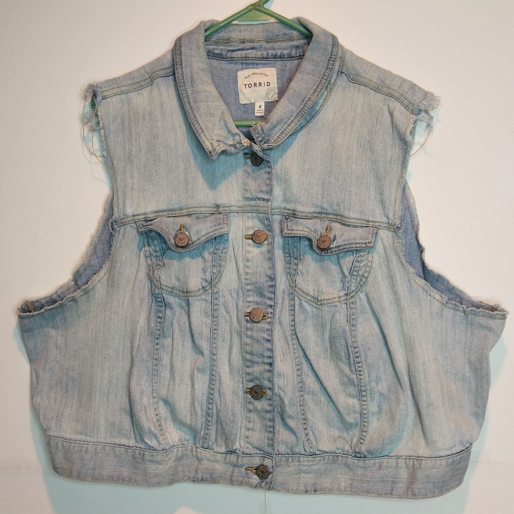 Torrid Cropped Denim Skull Studded Jean Vest Sze 4